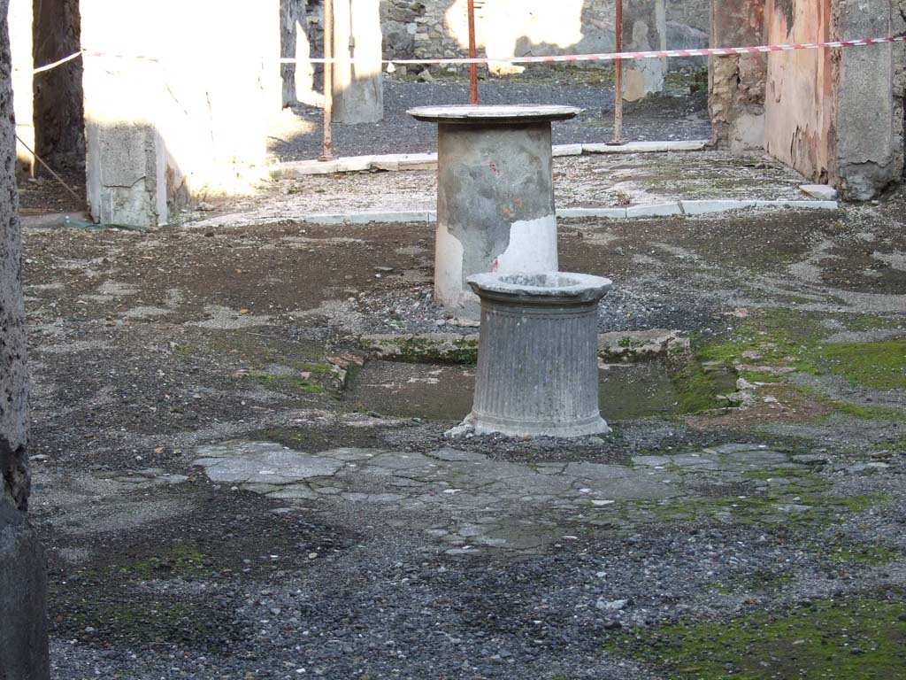 VI.14.40 Pompeii. December 2007. Impluvium in atrium, with puteal and marble table. Photo courtesy of Klaus Heese. 