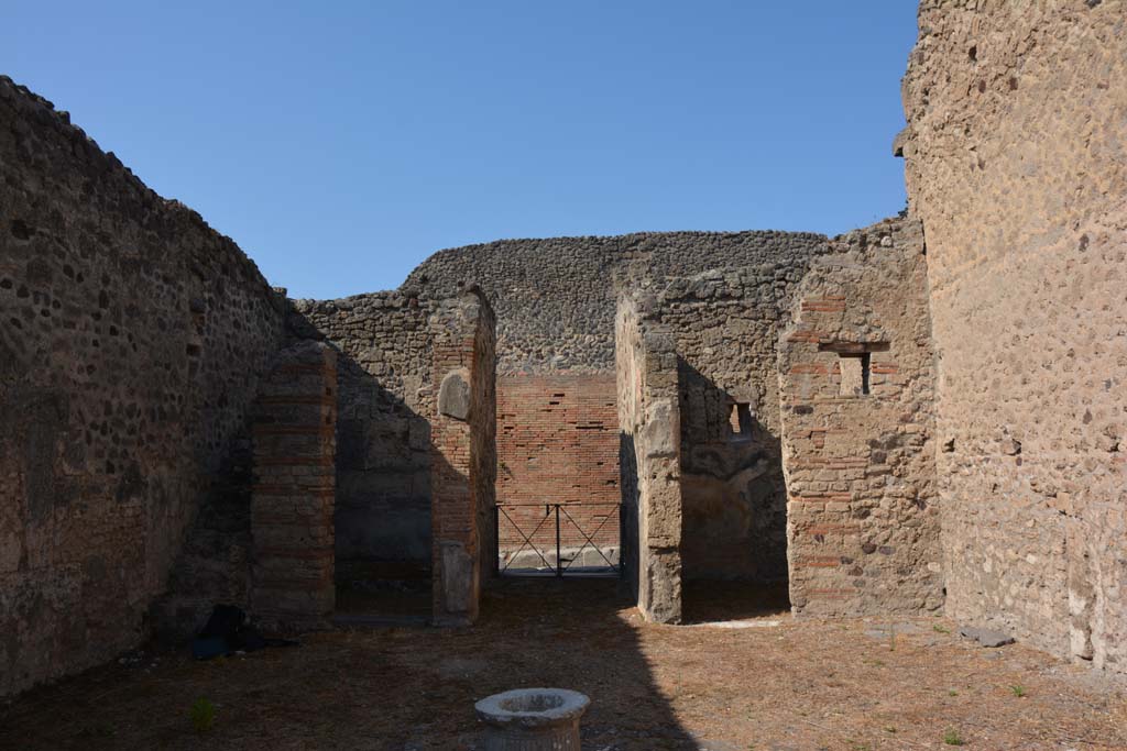 VI.14.40 Pompeii. October 2020. Detail of puteal in atrium. Photo courtesy of Klaus Heese. 