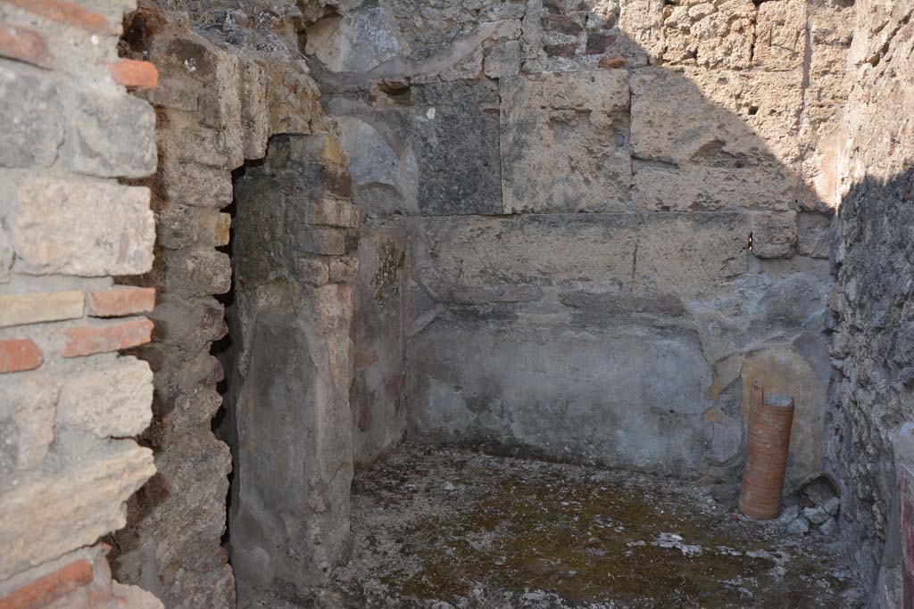 VI.14.40 Pompeii. December 2004. North wall of atrium, with doorway in north-east corner to corridor to rear.  