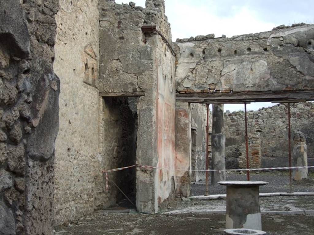 VI.14.40 Pompeii. October 2020. 
Looking towards south wall of tablinum and doorway to oecus. Photo courtesy of Klaus Heese. 

