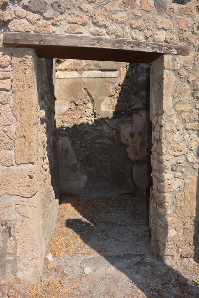 VI.14.40 Pompeii. September 2019. Looking north through doorway into room with vaulted ceiling.
Foto Annette Haug, ERC Grant 681269 DÉCOR
