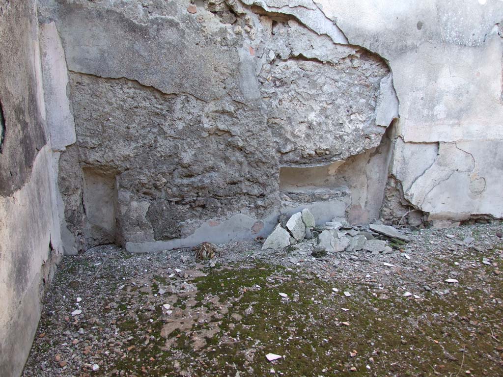 VI.14.43 Pompeii. December 2007. Room 15, recess in north wall of triclinium, in north-west corner.   