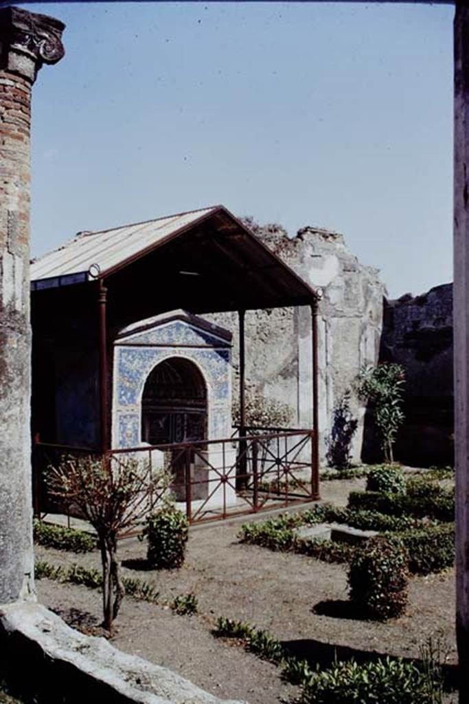 VI.14.43 Pompeii. 1968. Looking south-east across garden.  Photo by Stanley A. Jashemski.
Source: The Wilhelmina and Stanley A. Jashemski archive in the University of Maryland Library, Special Collections (See collection page) and made available under the Creative Commons Attribution-Non Commercial License v.4. See Licence and use details.
J68f1973
