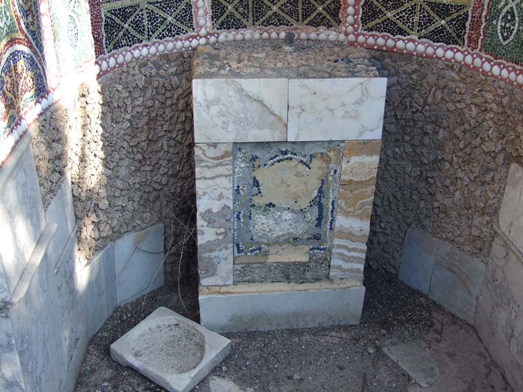 VI.14.43 Pompeii. December 2007. Room 14, lower half of mosaic fountain showing marble fountain base.