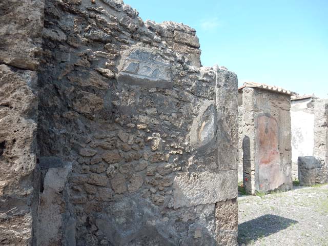 VI.14.43 Pompeii. May 2015. North (left) wall of entrance fauces.  Photo courtesy of Buzz Ferebee.
