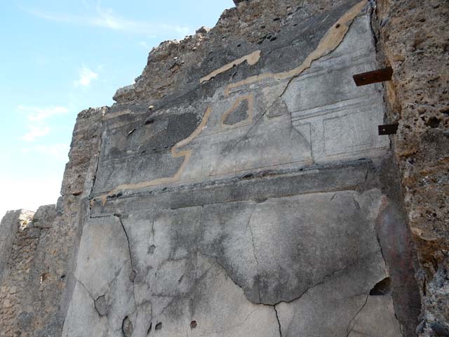 VI.14.43 Pompeii. December 2006. Remains of wall plaster on inside right hand side of entrance vestibule.
