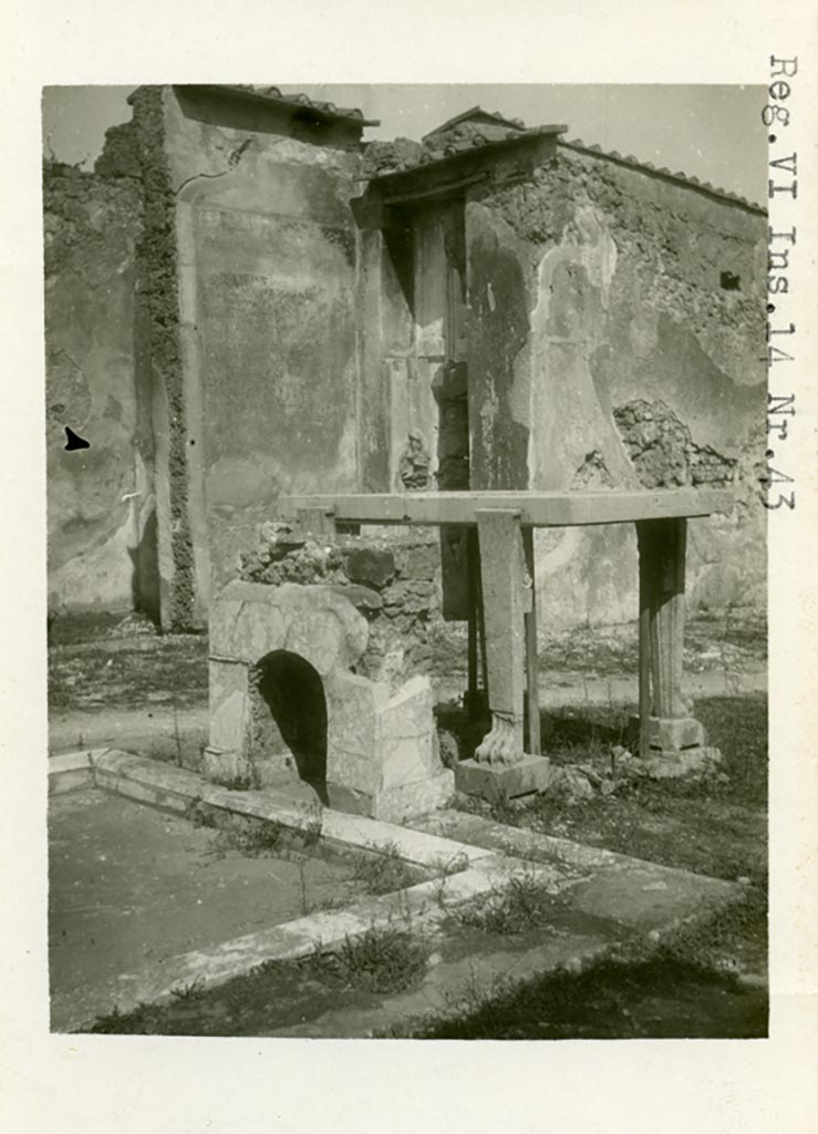 VI.14.43 Pompeii. 1964.  Room 1, remains of lead pipe and valve behind impluvium in atrium.
Photo by Stanley A. Jashemski.
Source: The Wilhelmina and Stanley A. Jashemski archive in the University of Maryland Library, Special Collections (See collection page) and made available under the Creative Commons Attribution-Non Commercial License v.4. See Licence and use details.
J64f1615
