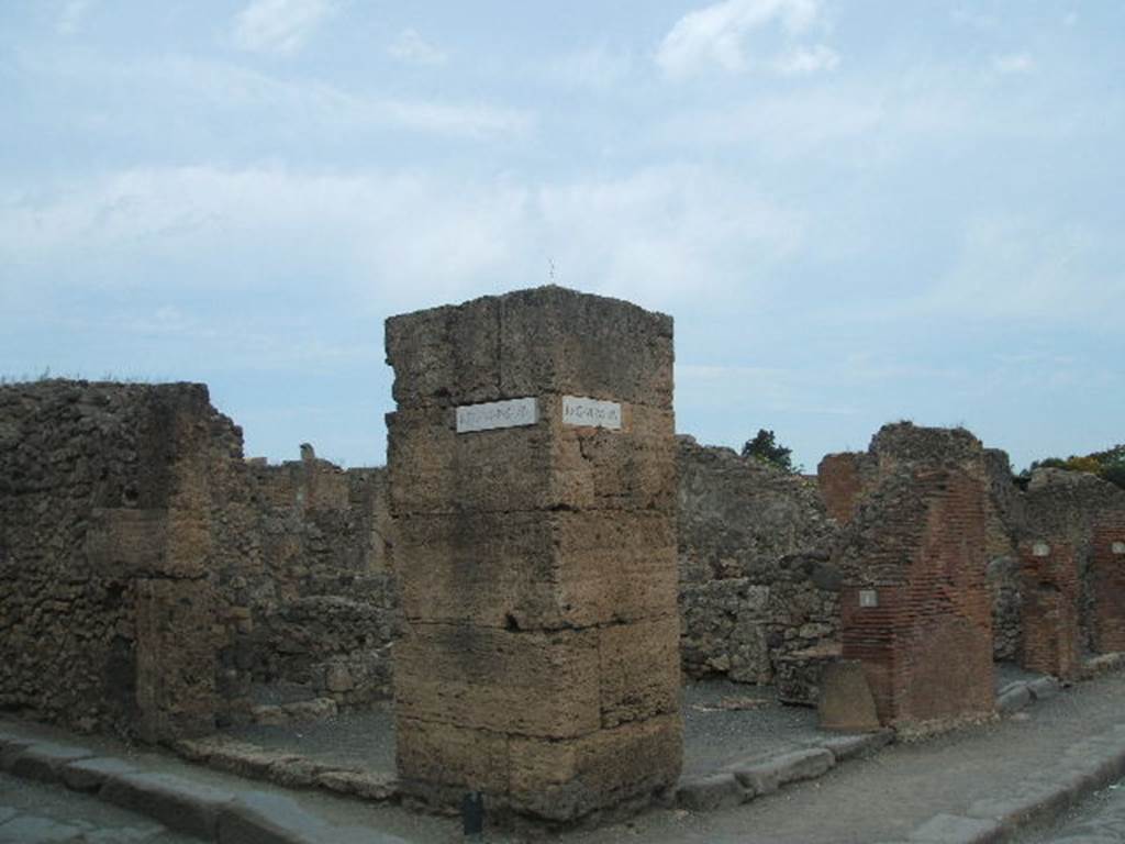 VI.14.44 and VI.14.1 Pompeii. May 2005. Looking at corner of Vicolo dei Vettii and Via della Fortuna.