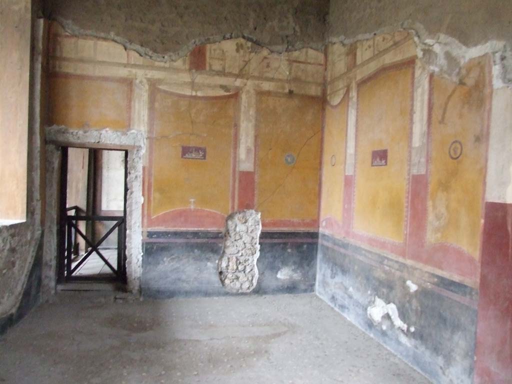 231992 Bestand-D-DAI-ROM-W.99.jpg
VI.15.1 Pompeii. W.99.  Wall painting of chickens, from north wall of ala. 
Photo by Tatiana Warscher. With kind permission of DAI Rome, whose copyright it remains. 
See http://arachne.uni-koeln.de/item/marbilderbestand/231992 
