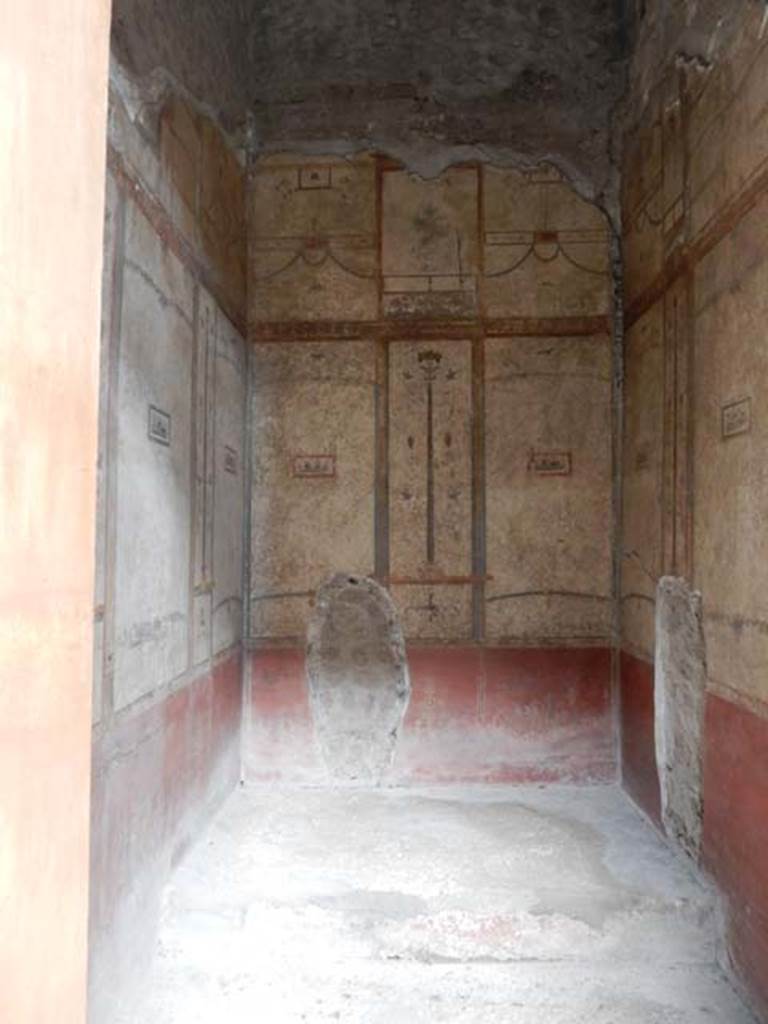 VI.15.1 Pompeii. May 2017.  Threshold of cubiculum/bedroom.
Photo courtesy of Buzz Ferebee.
