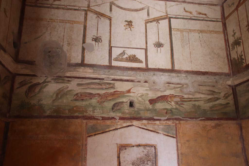 VI.15.1 Pompeii. May 2017. Detail of frieze at north end of east wall of bedroom on left of main entrance. Photo courtesy of Buzz Ferebee.
