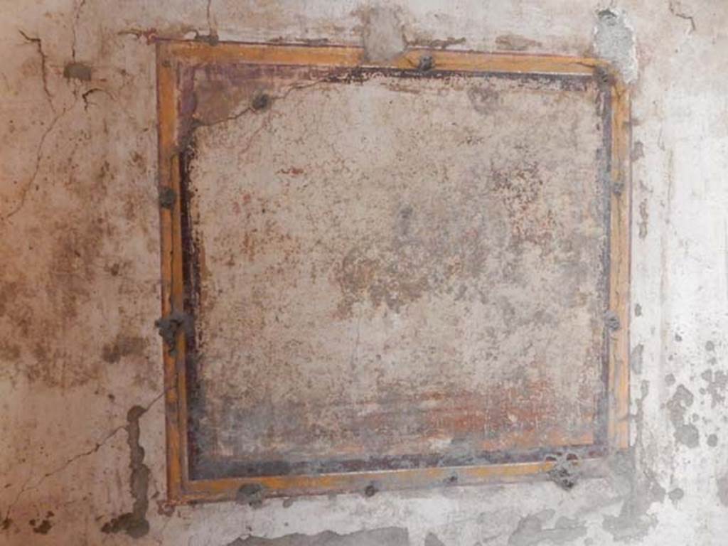 VI.15.1 Pompeii. May 2017.  South wall of bedroom on left of main entrance, with painting of Leander swimming towards his beloved Hero in her tower. Photo courtesy of Buzz Ferebee.


