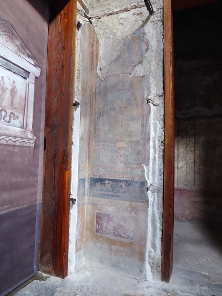 VI.15.1 Pompeii. December 2006. Wall painting in atrium to north of doorway to bedroom.