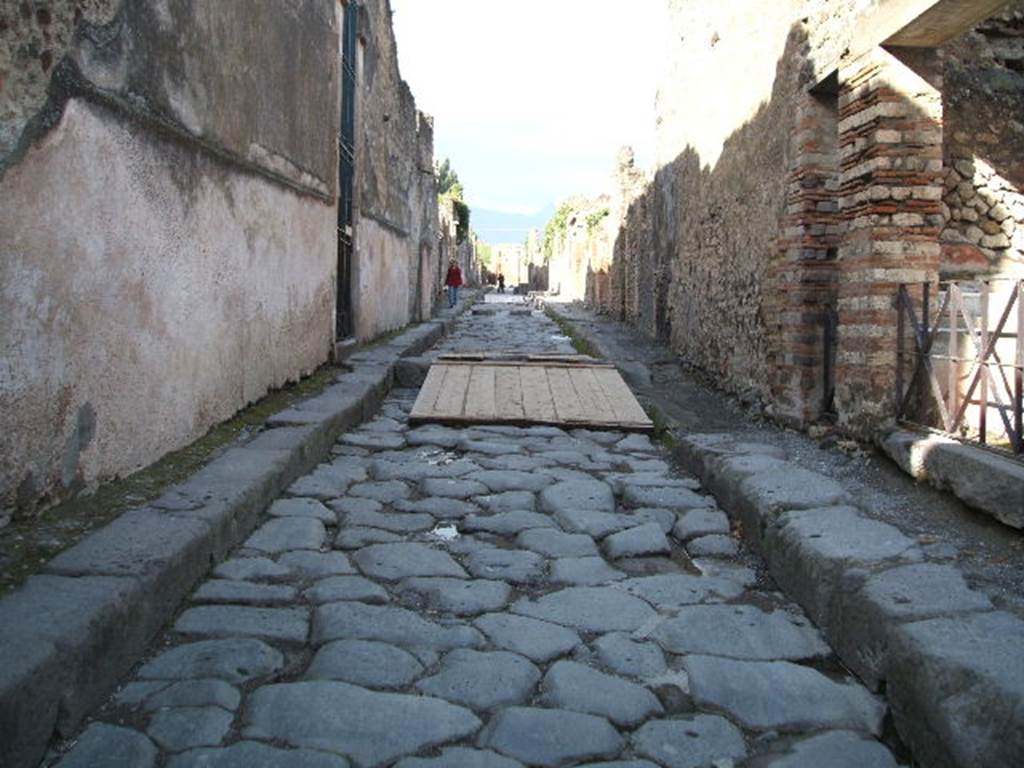 VI.15.1 Pompeii. March 2018. Entrance doorway on west side of Vicolo dei Vettii. 
Foto Taylor Lauritsen, ERC Grant 681269 DÉCOR.
