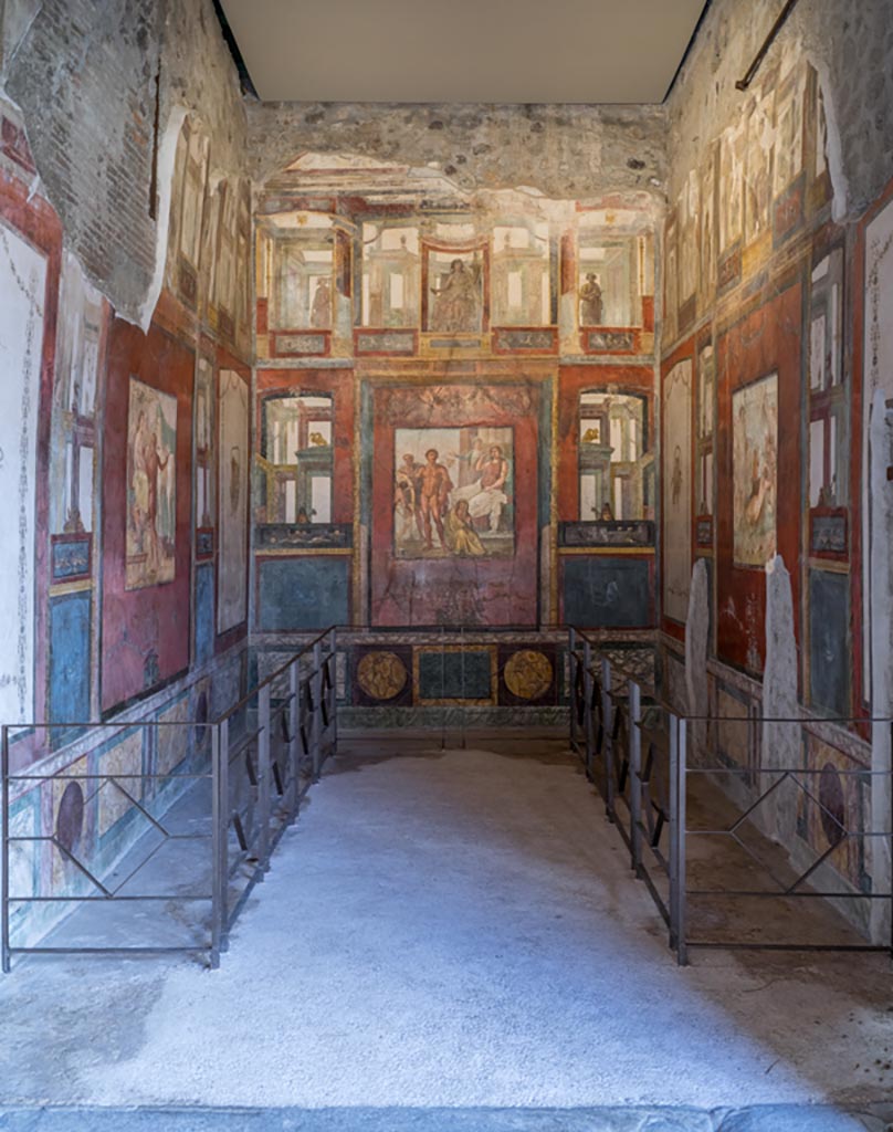 VI.15.1 Pompeii. December 2018. 
Looking east along north wall, on left, towards east wall, on right. Photo courtesy of Aude Durand.
