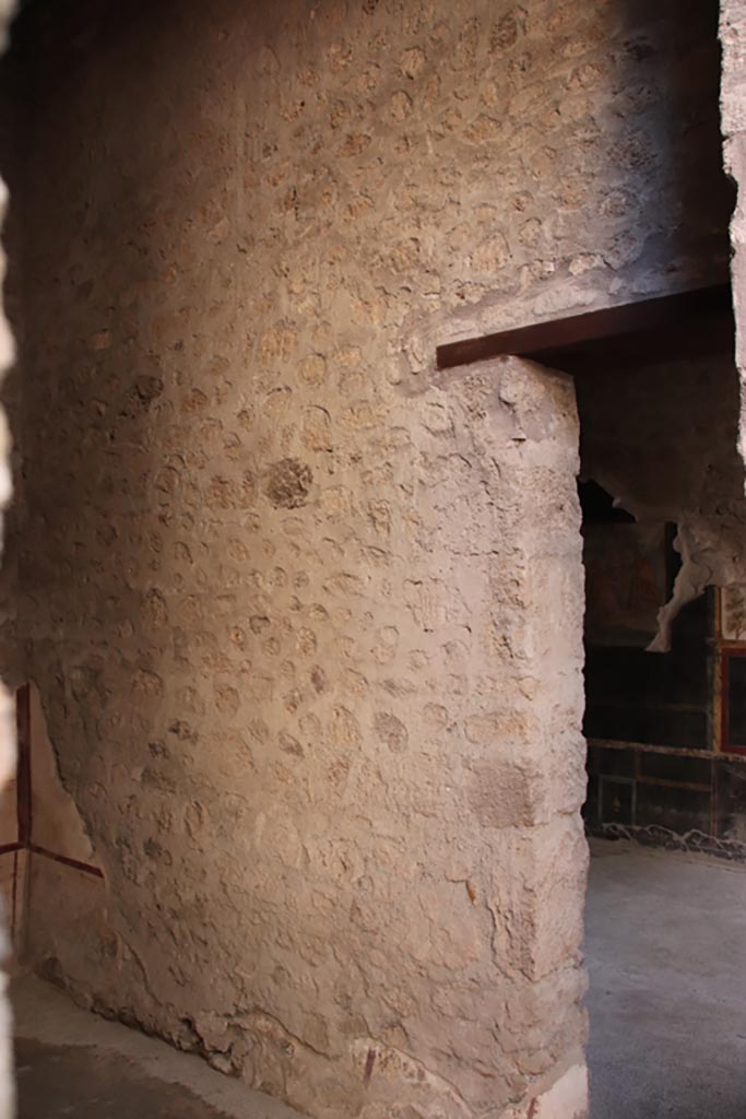 VI.15.1 Pompeii. October 2023. 
White cubiculum “u”, doorway in south wall into black triclinium “t”. Photo courtesy of Klaus Heese.
