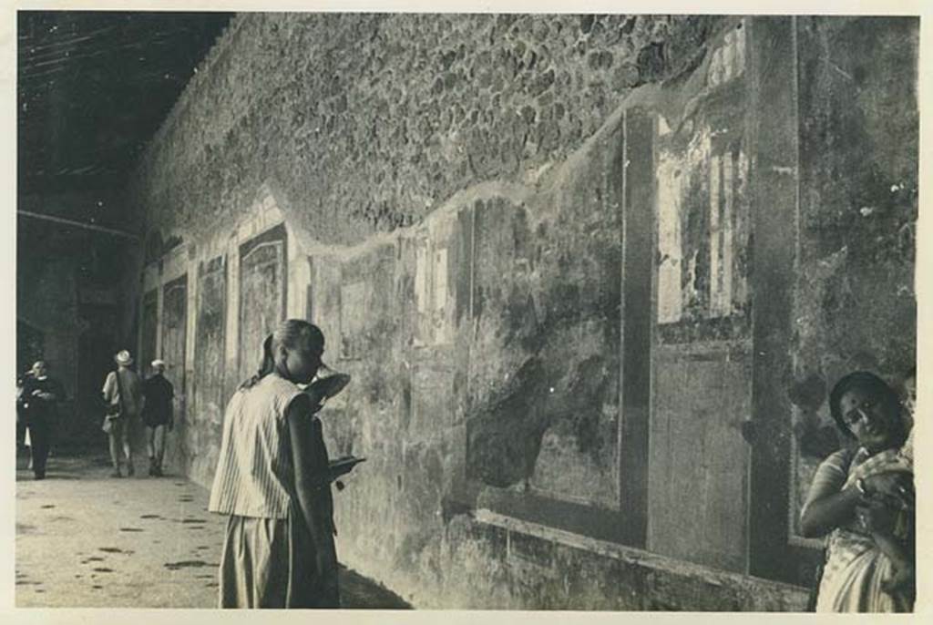 VI.15.1 Pompeii. 22nd July 1961. Looking south along west wall of west portico.
Photo courtesy of Rick Bauer.
