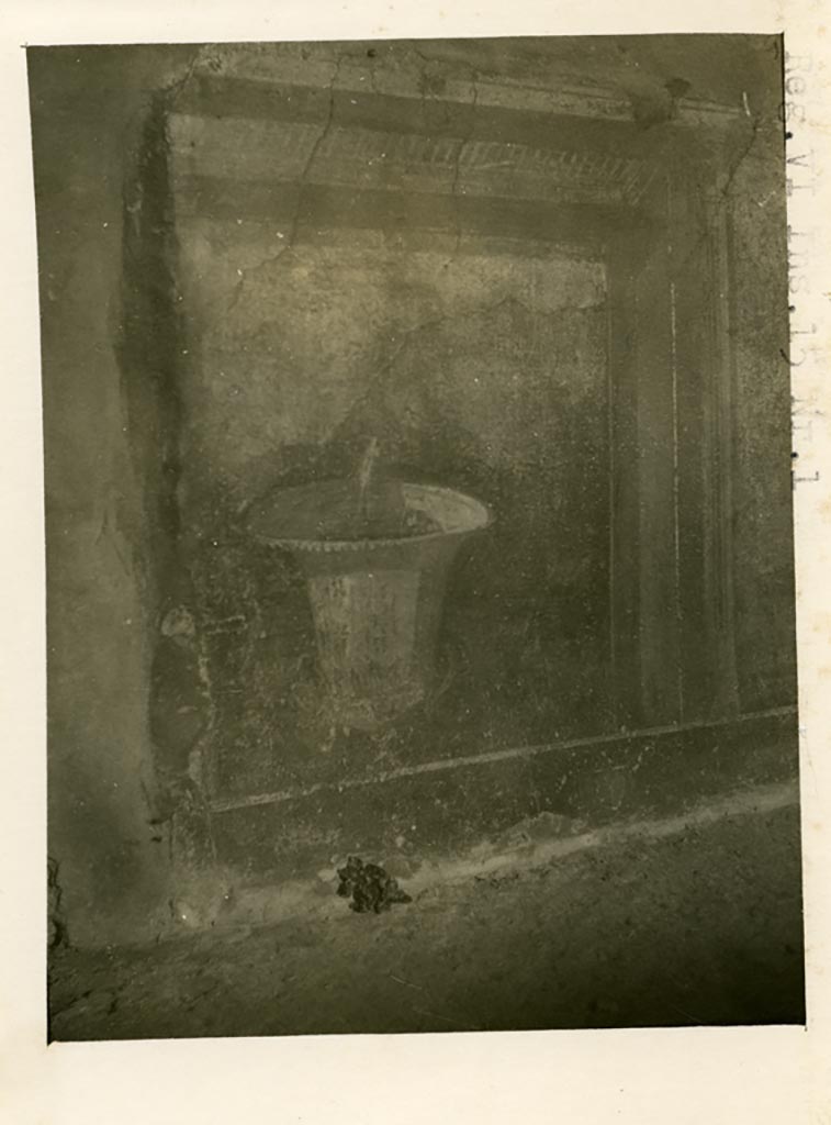 VI.15.1 Pompeii. Pre-1937-39. Painting of vase/fountain on zoccolo, perhaps from west wall.
Photo courtesy of American Academy in Rome, Photographic Archive. Warsher collection no. 1660.
