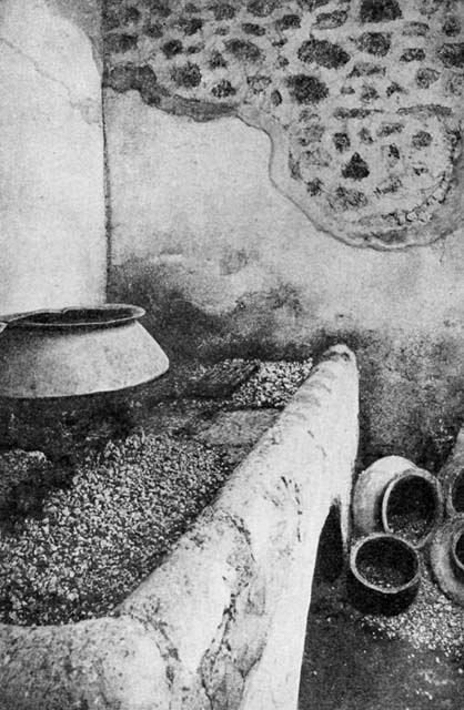 VI.15.1 Pompeii. Undated painting by Pierre Gusman. Kitchen lararium.
(XXVIII. 1° Laraire de la maison des Vettii (Région VI, 15). Quatrième style.)
See Gusman P., 1924. La Décoration Murale de Pompei. Paris : Morancé, pl. XXVIII,1.
