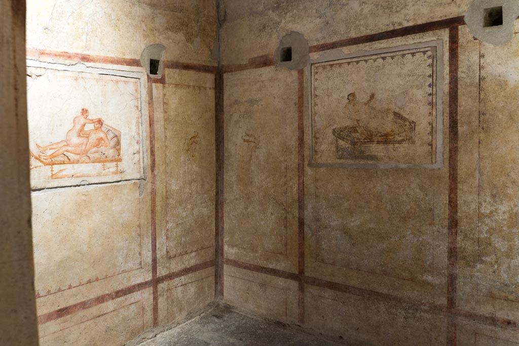 VI.15.1 Pompeii. December 2006. Recess in bedroom, used either by servants or as a private brothel?
The notice indicated the statue of Priapus was away for restoration.