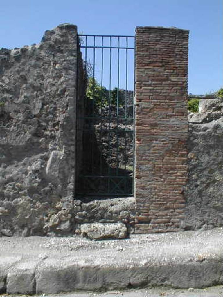 VI.15.4 Pompeii. May 2005. Entrance doorway, looking west.