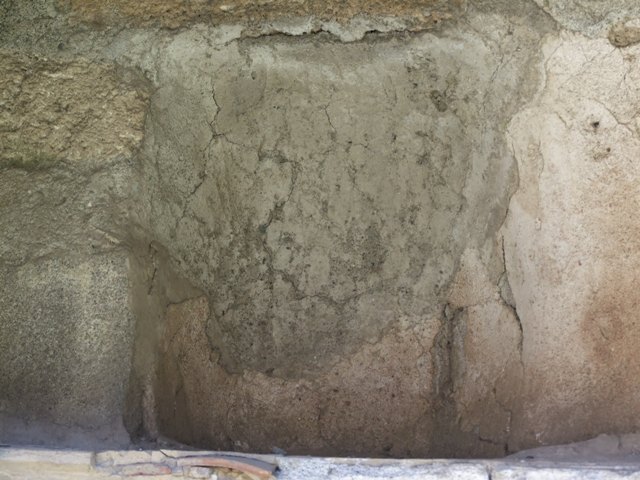 VI.15.5 Pompeii. March 2009. Doorway to room 4, cubiculum. This doorway would have had a wooden doorstep.
