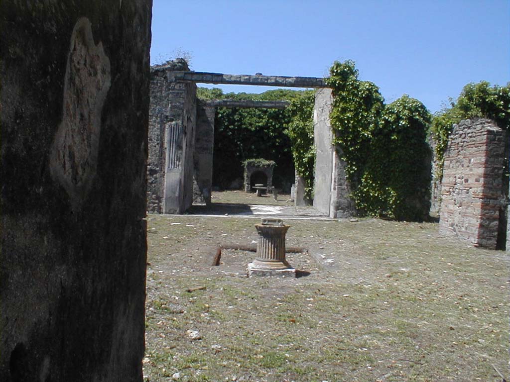 VI.15.5 Pompeii.  March 2009.  Room 1.  Atrium.  Puteal and impluvium.  Looking north west.