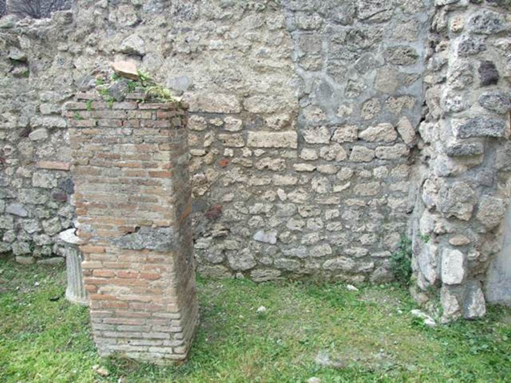 VI.15.6 Pompeii. March 2009. Room 7, west wall, brick pillar and puteal of yard. 