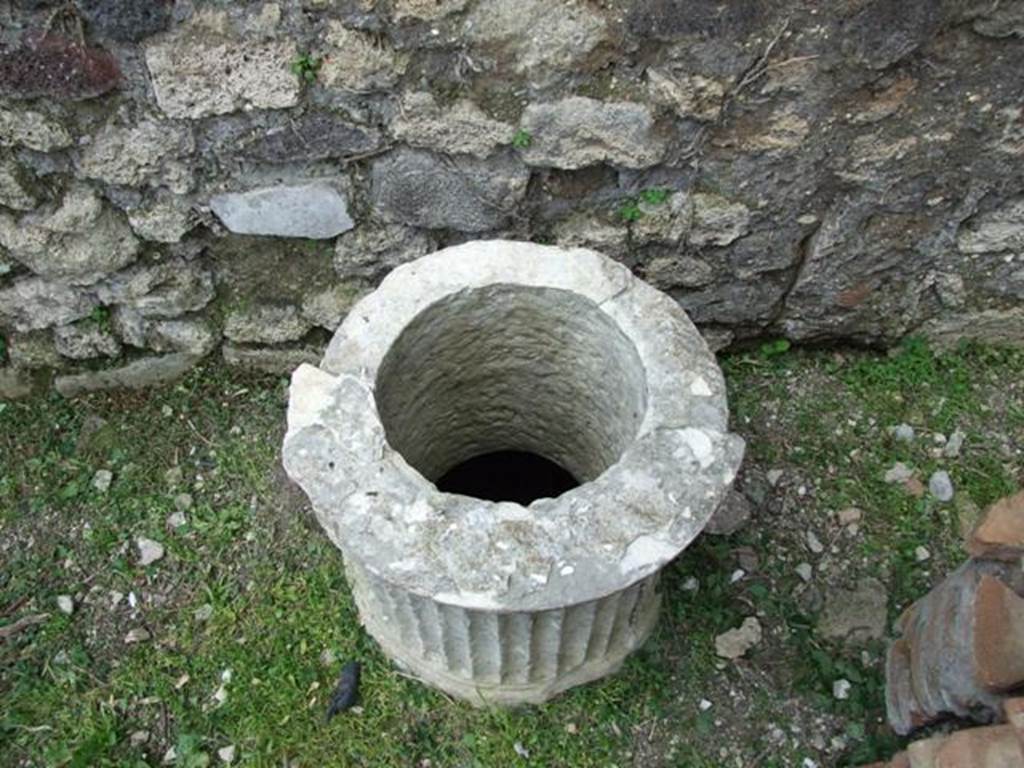 VI.15.6 Pompeii. March 2009.  Room 7, cistern mouth with puteal near west wall of yard.
According to NdS, when this travertine puteal was found the top of it was broken. See Notizie degli Scavi, January 1897, (p.32)
