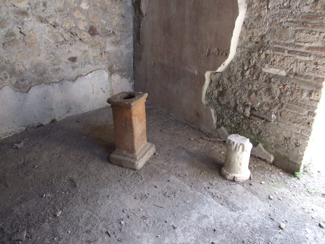 VI.15.6 Pompeii. March 2009. Room 15. Triclinium.  South west corner.