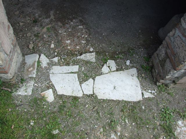 VI.15.6 Pompeii. March 2009. Room 15, remains of door threshold in triclinium.