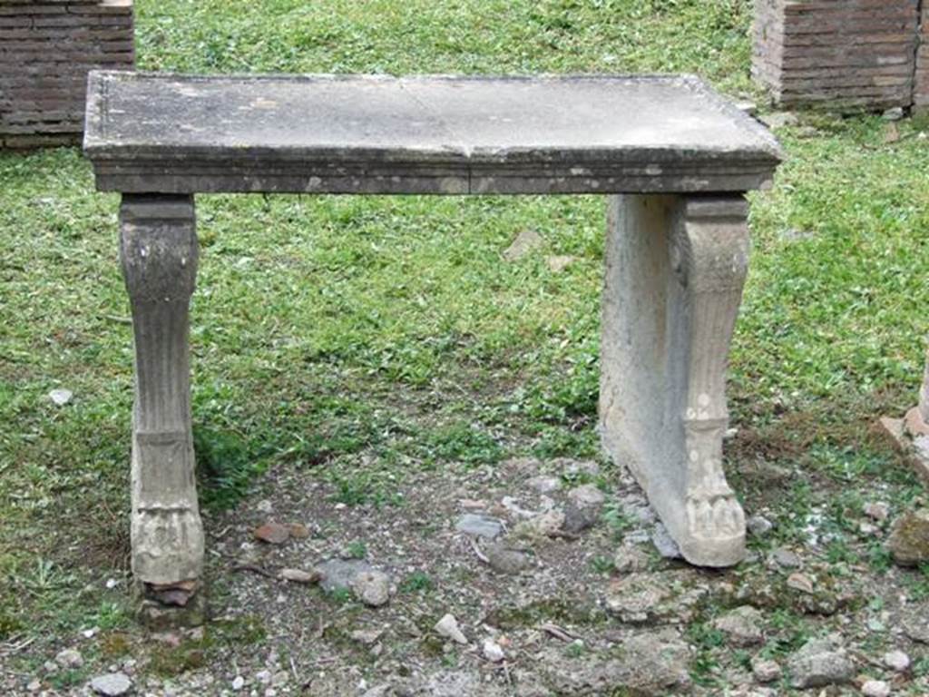 VI.15.6 Pompeii.  May 2006.  Impluvium and marble table.  