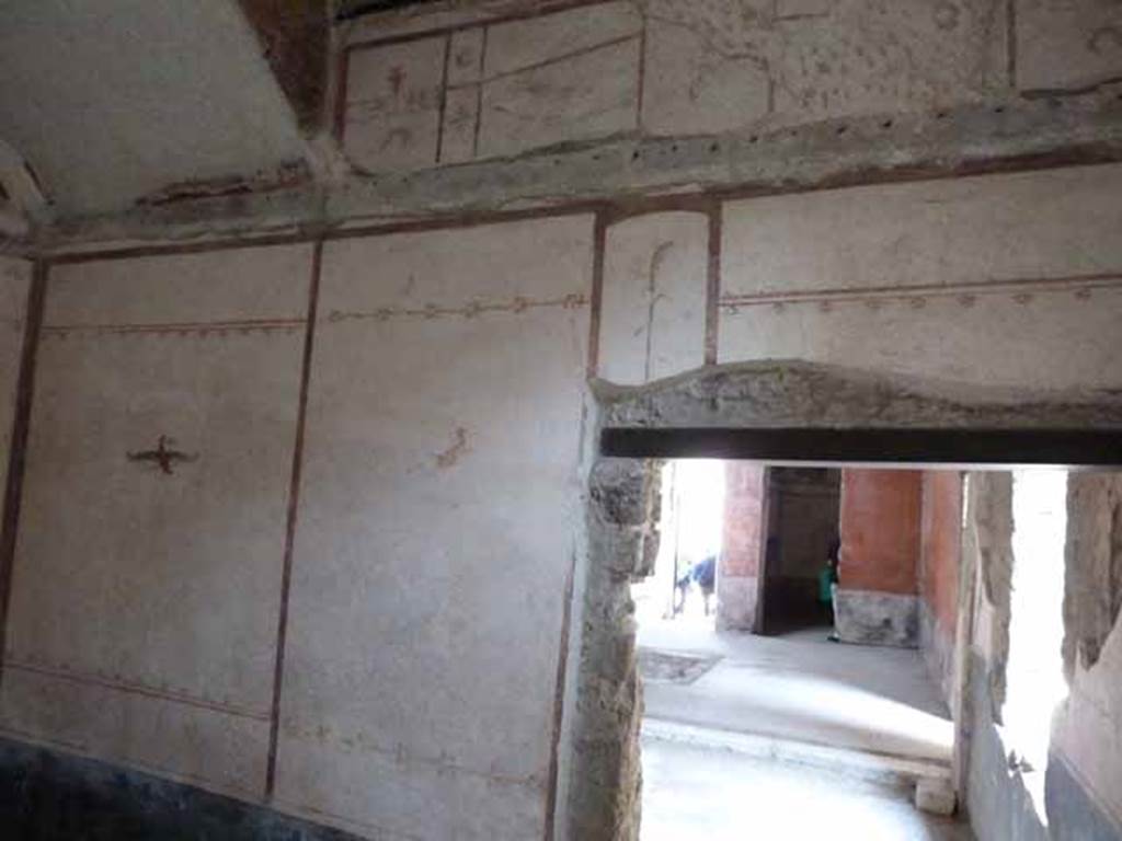 VI.15.8 Pompeii. May 2010. South wall of cubiculum, with window overlooking garden area.