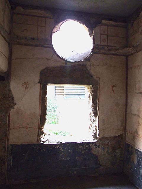 VI.15.8 Pompeii. May 2015. Small upper window from cubiculum to garden area.
Photo courtesy of Buzz Ferebee.
