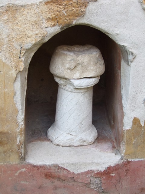 VI.15.8 Pompeii.  Small niche in household shrine in the garden.