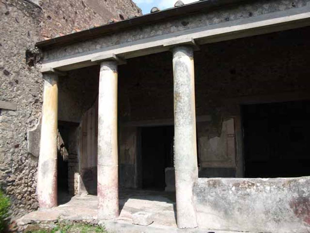  
VI.15.8 Pompeii. December 2018. 
Looking east from garden to portico with doorways to oecus and doorway and window of summer triclinium.
Photo courtesy of Aude Durand.
