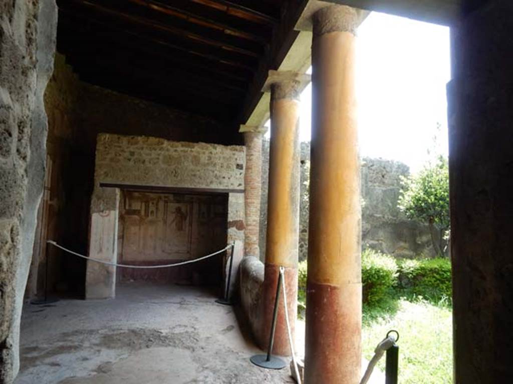 VI.15.8 Pompeii. December 2018. Looking south along the portico. Photo courtesy of Aude Durand.