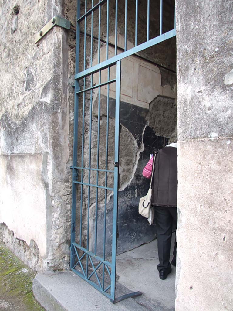 VI.15.8 Pompeii. December 2007. Entrance with painted wall on south side of entrance corridor.