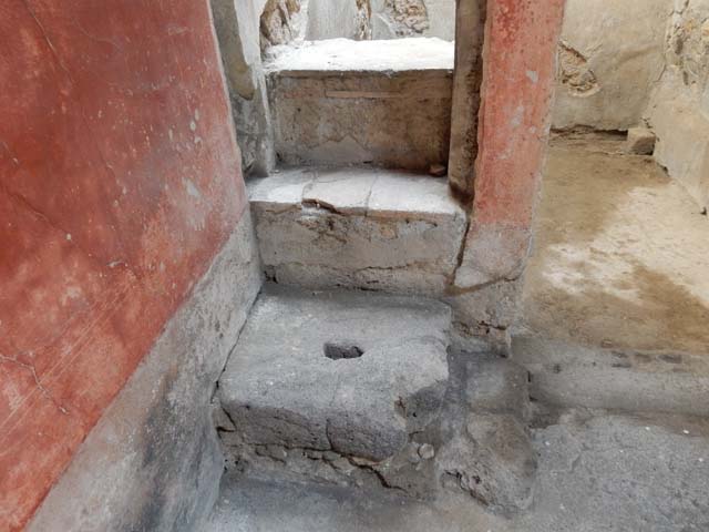 VI.15.8 Pompeii. May 2015. Detail of stone steps in north-east corner of atrium.
Photo courtesy of Buzz Ferebee.
