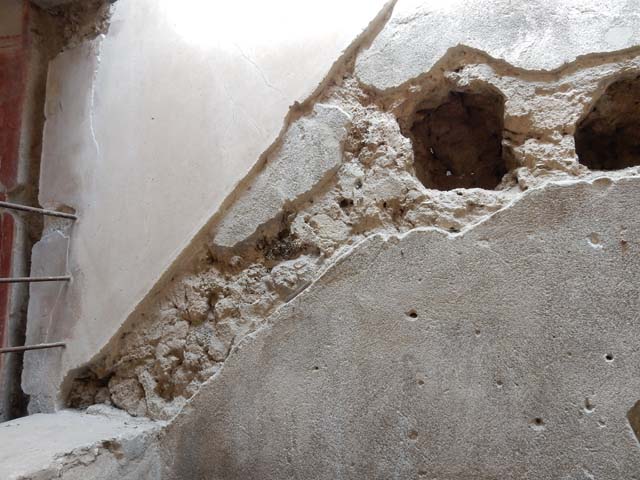 VI.15.8 Pompeii. May 2015. Line of stairs to the upper floor, in the north wall.
Photo courtesy of Buzz Ferebee.
