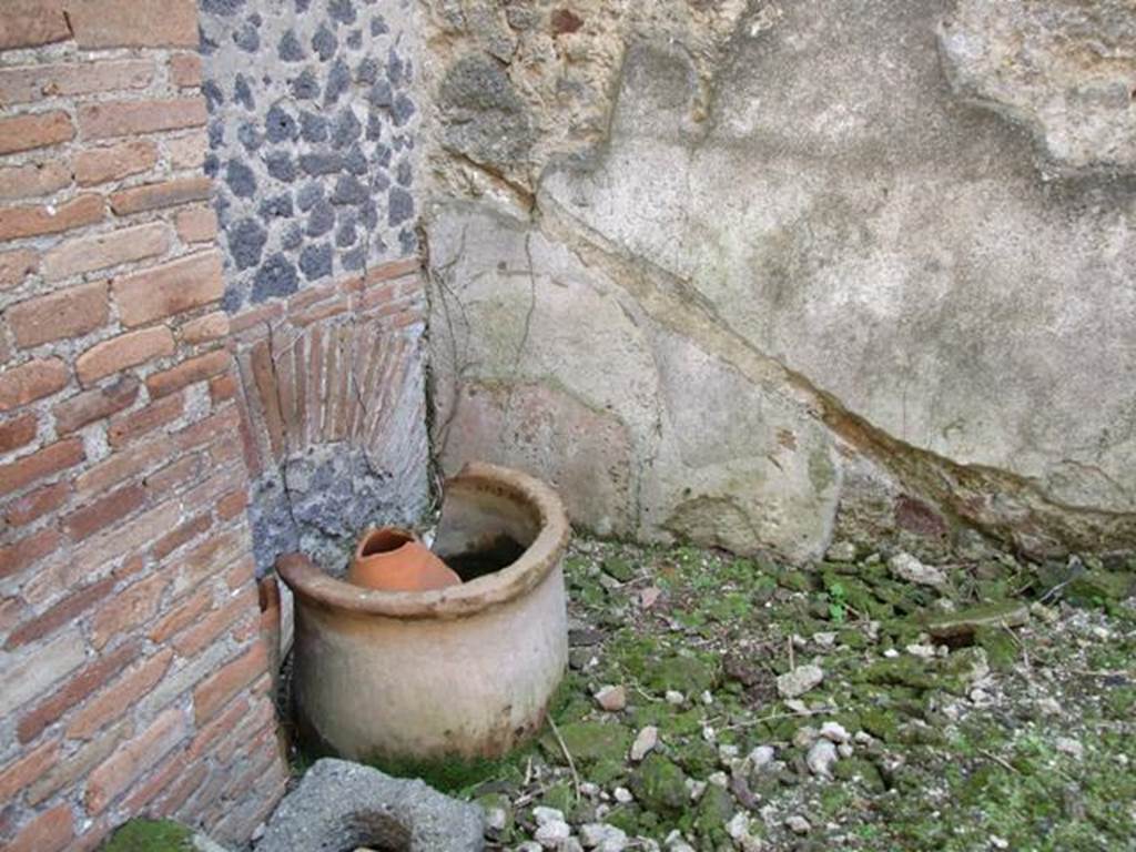 VI.15.9 Pompeii.  March 2009.  South East corner of roofless area in kitchen area.