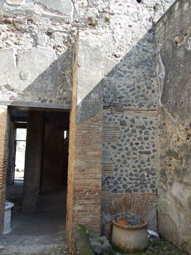 VI.15.9 Pompeii.  March 2009.  Roofless kitchen area looking east, walls with no holes for an upper floor.