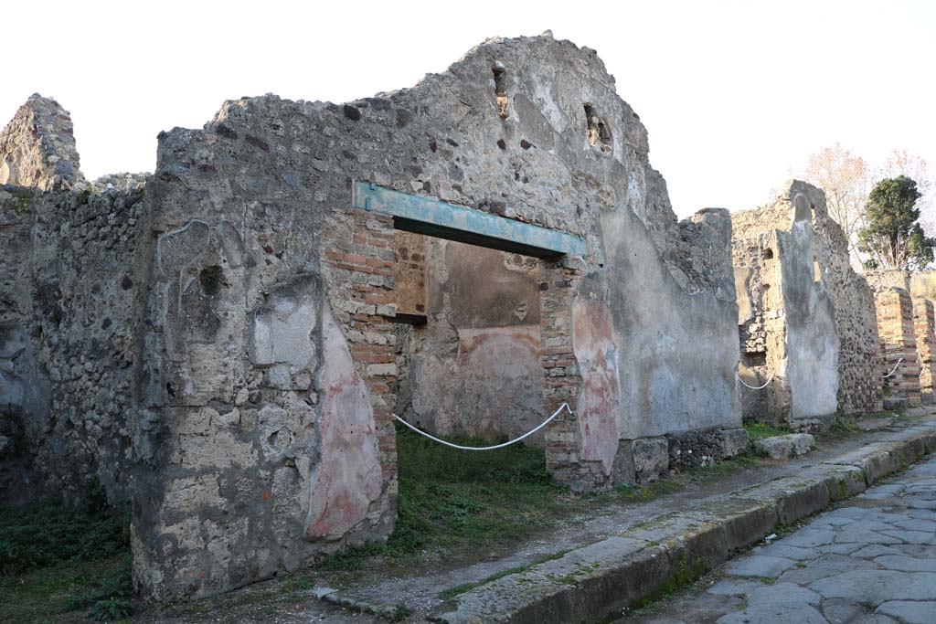VI.15.11 Pompeii, in centre, VI.15.12 towards its right. December 2018. 
Looking north-west to entrance doorways on west side of Vicolo dei Vettii. Photo courtesy of Aude Durand.

