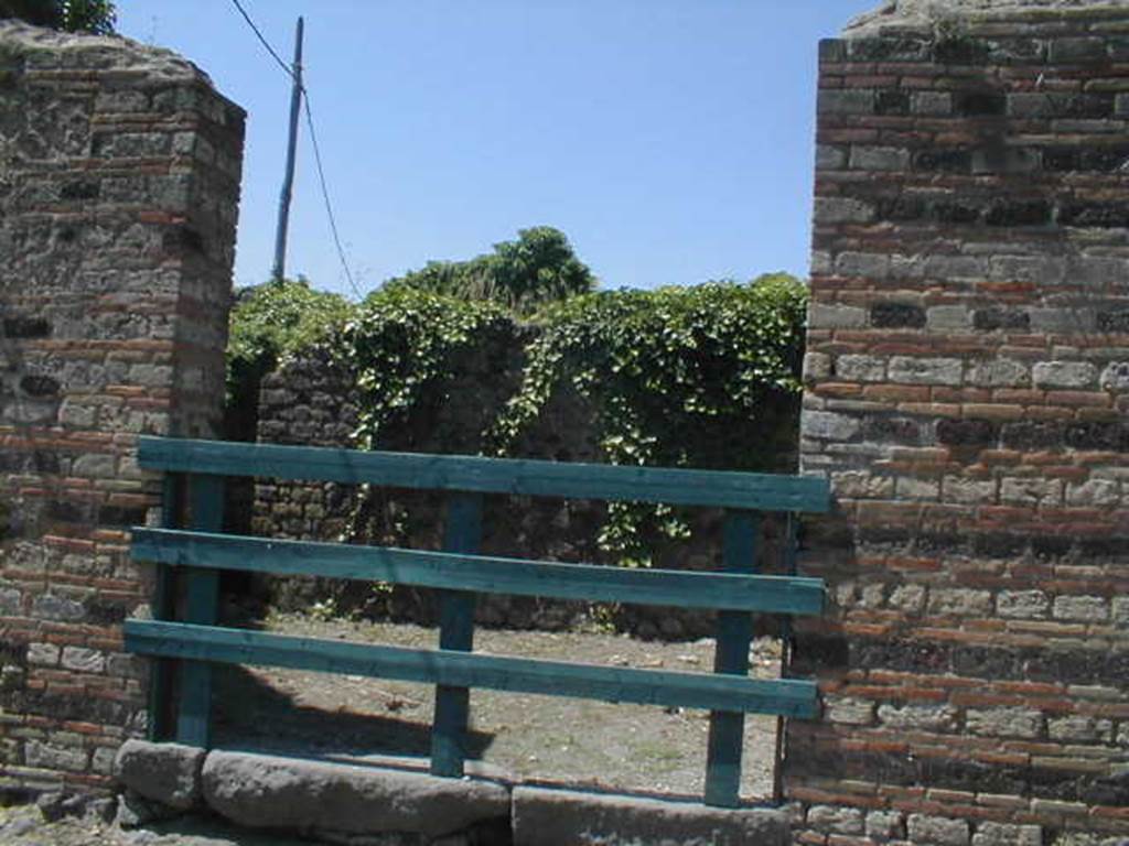 VI.15.13 Pompeii. September 2005. Looking west to entrance doorway.