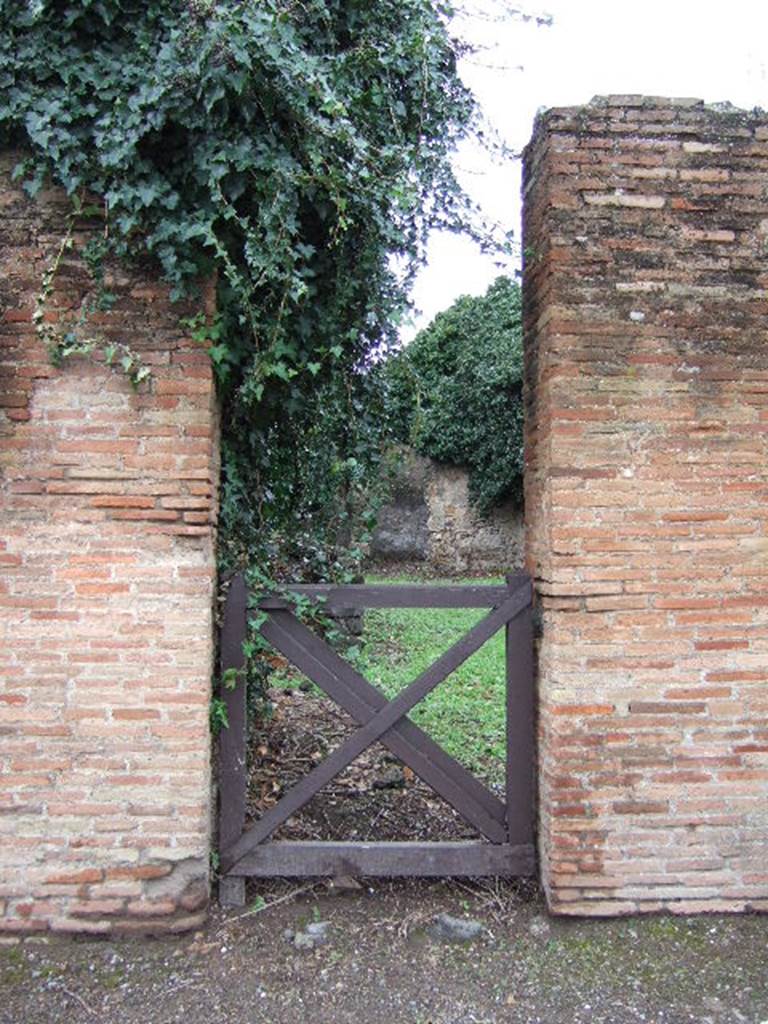 VI.15.17 Pompeii. December 2005. Doorway to steps to upper floor.