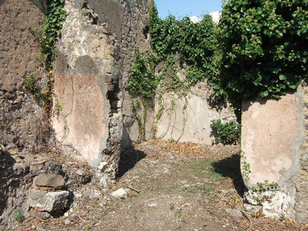 VI.15.21 Pompeii. September 2005. Looking east through doorway from yard into tablinum/triclinium?.