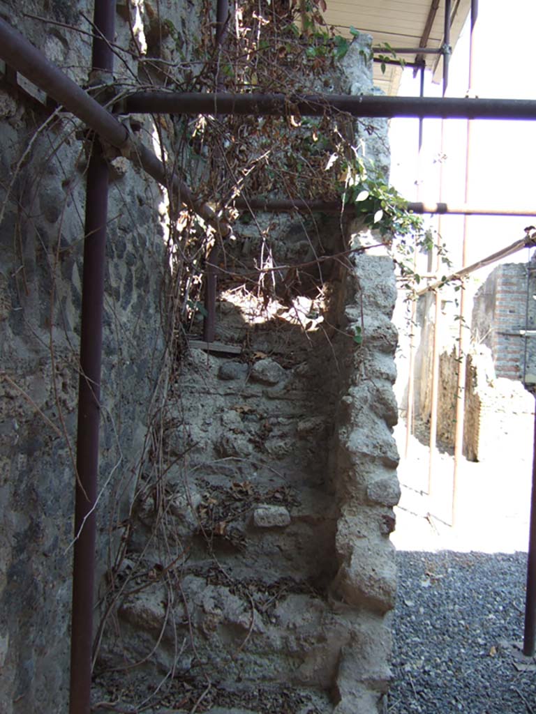 VI.15.26 Pompeii. September 2005. Entrance doorway, looking east.