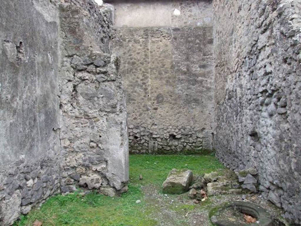 VI.16.5 Pompeii. December 2007. West wall of shop and doorway to rear room.