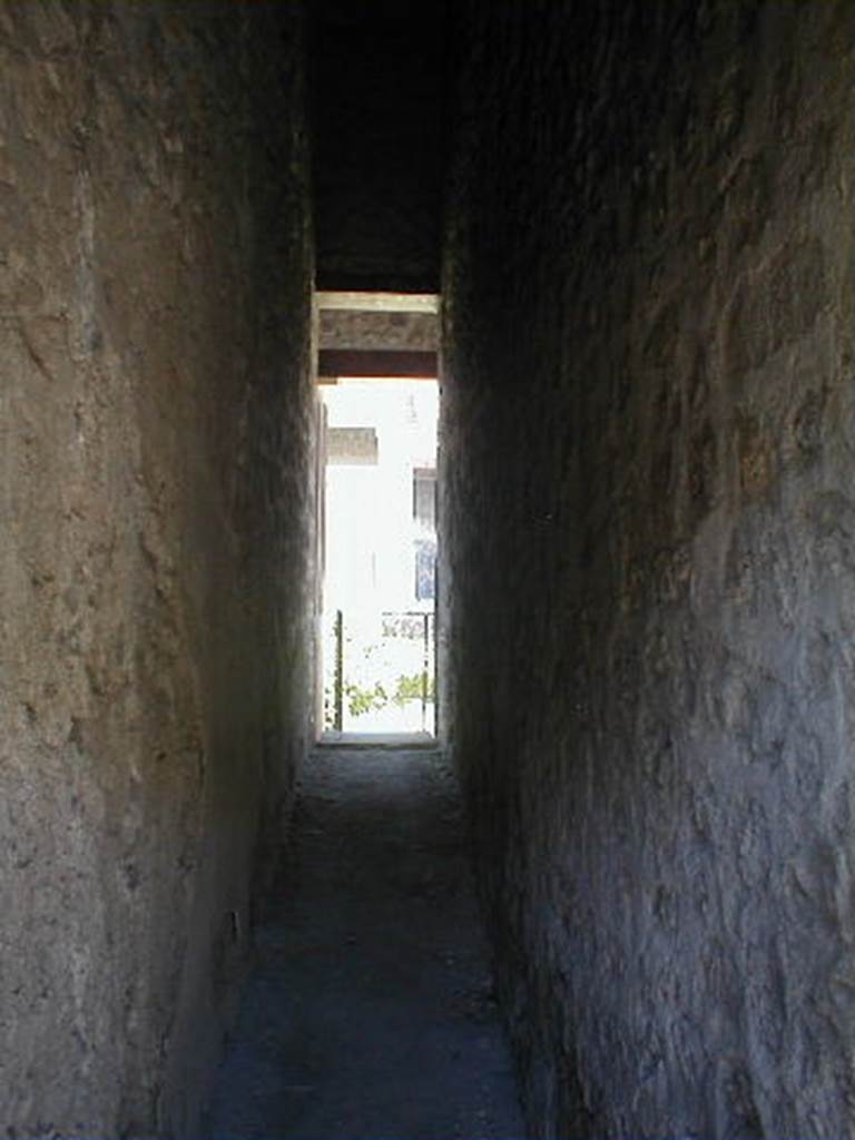 VI.16.6 Pompeii. May 2005. Looking west along corridor leading to VI.16.7
