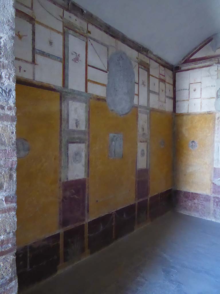 VI.16.7 Pompeii. September 2021. Room R, south wall. Photo courtesy of Klaus Heese.